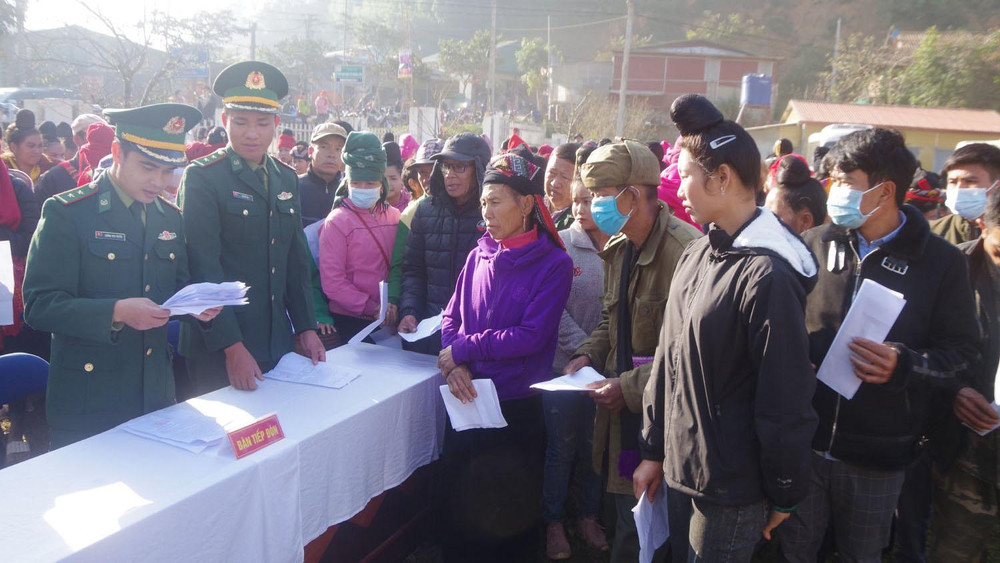Bà con nhân dân đến thăm khám tại trung tâm xã Phiêng Pằn.