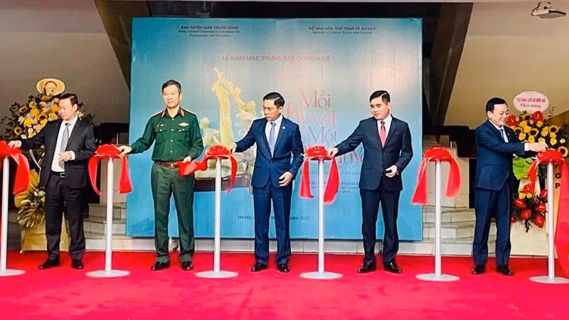 Các đại biểu cắt băng khai mạc trưng bày.