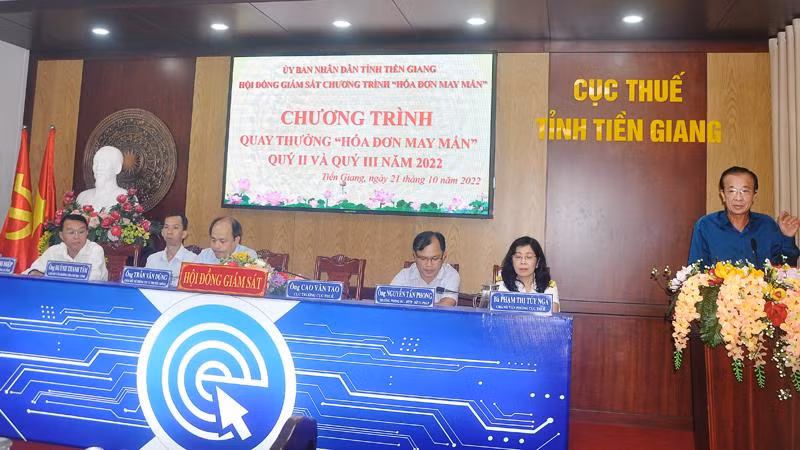 Hội đồng giám sát Chương trình “hóa đơn may mắn” giám sát việc quay thưởng.