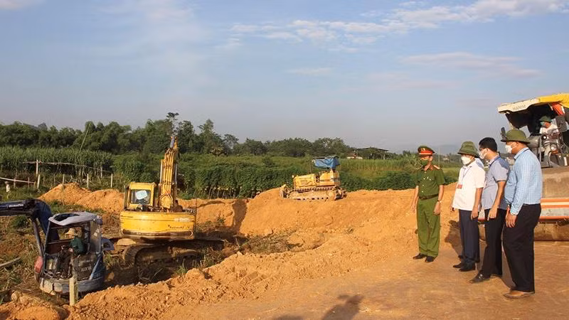 Cưỡng chế công trình vi phạm tại thị trấn Đại Đình.