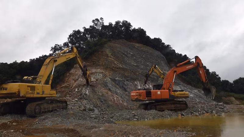 Các đơn vị tranh thủ ngớt mưa khẩn trương thi công tuyến cao tốc.