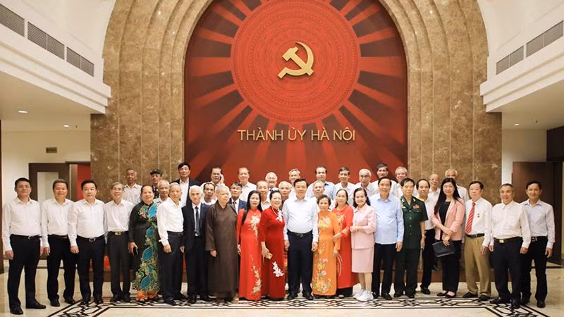 Lãnh đạo thành phố Hà Nội với các đại biểu người cao tuổi Thủ đô.