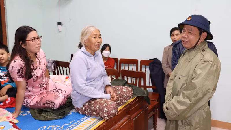 Chủ tịch Ủy ban nhân dân tỉnh Quảng Ngãi Đặng Văn Minh thăm hỏi người dân sơ tán tránh trú bão.