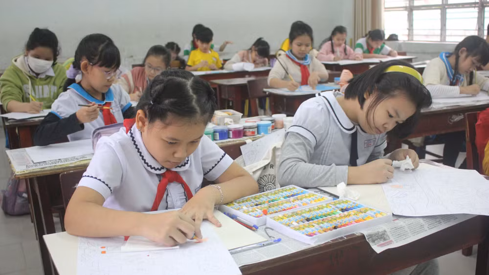 Các em thiếu nhi tham gia vẽ tranh.