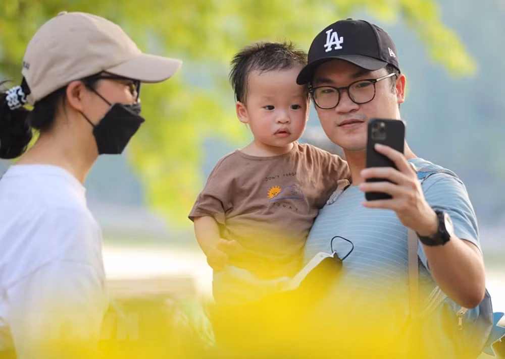 Lưu lại khoảnh khắc đẹp bên Hồ Hoàn Kiếm một chiều Thu. (Ảnh: Thanh Tùng/TTXVN)