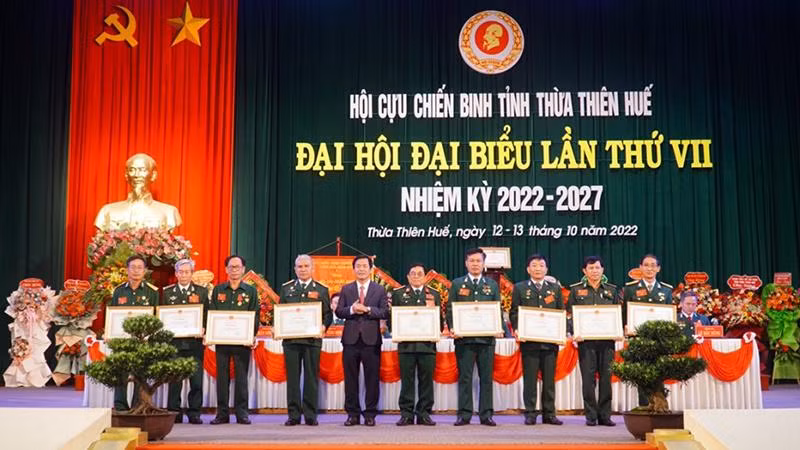 Chủ tịch Ủy ban nhân dân tỉnh Thừa Thiên Huế trao tặng Bằng khen cho 9 cá nhân và tập thể Cựu chiến binh xuất sắc.