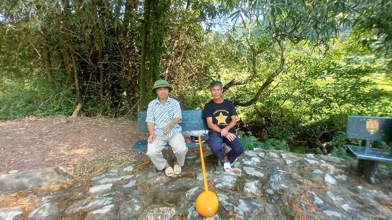 Ông Nông Kim Tướng (áo đen), nghệ nhân hát then, đàn tính tại địa phương, mang đàn ra phục vụ du khách cho biết: Sẵn sàng phục vụ du khách thưởng thức văn nghệ dân tộc.