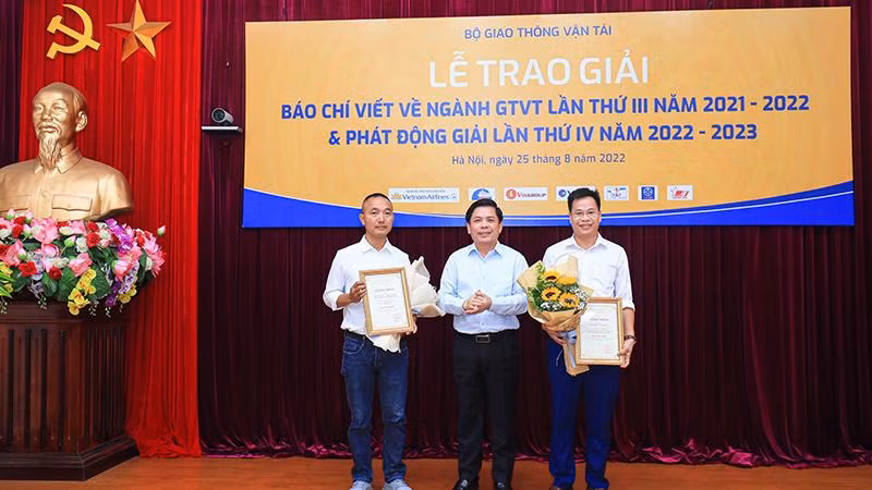 Bộ trưởng Giao thông vận tải trao giải Nhất cho các tác giả đoạt giải.