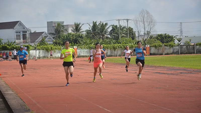 Các vận động viên tham gia phần thi chạy ứng dụng tại Hội thao ứng dụng nghiệp vụ lực lượng Công an nhân dân năm 2022.