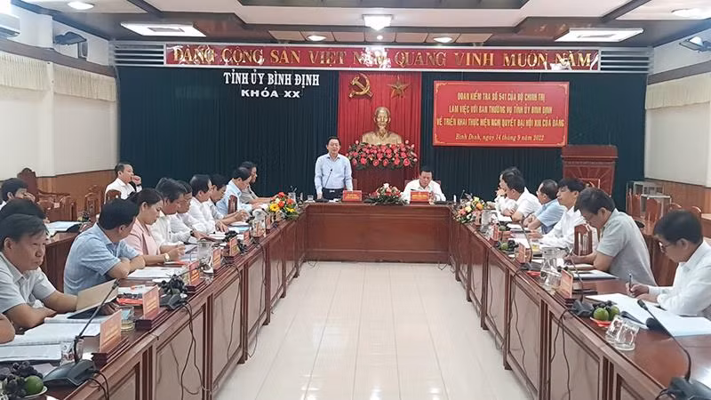 Đồng chí Hồ Quốc Dũng, Ủy viên Trung ương, Bí thư Tỉnh ủy Bình Định báo cáo tại buổi làm việc.