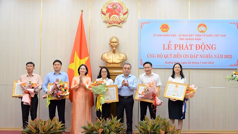 Lãnh đạo tỉnh Quảng Ngãi trao Bằng khen của Ủy ban nhân dân tỉnh cho các tập thể, cá nhân có thành tích tham gia ủng hộ Quỹ “Đền ơn đáp nghĩa” tỉnh Quảng Ngãi năm 2022.