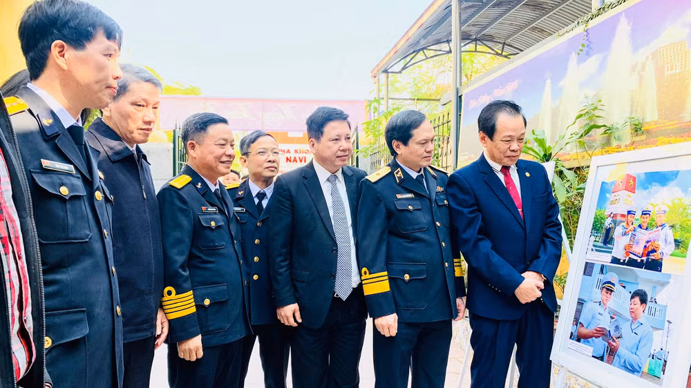 Giới thiệu các tác phẩm “Hướng về biển đảo quê hương - Trường Sa, Nhà giàn DKI”.