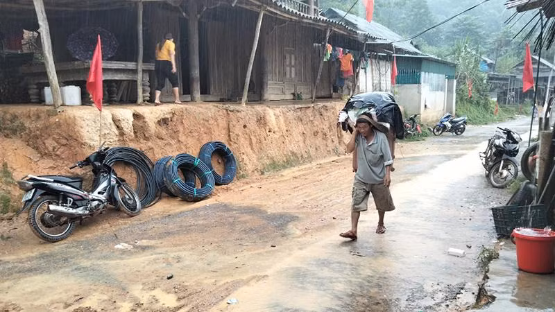Sơ tán người dân ở bản Nam Tiến 2, xã Bảo Nam, huyện Kỳ Sơn đến nơi an toàn.