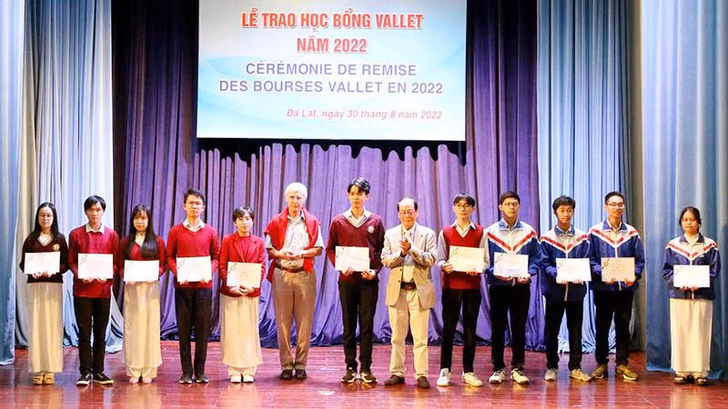 GS Patrick Aurenche và ông Đỗ Trinh Huệ, đại diện Quỹ học bổng Vallet tại Việt Nam trao học bổng tặng các học sinh, sinh viên xuất sắc năm 2022.