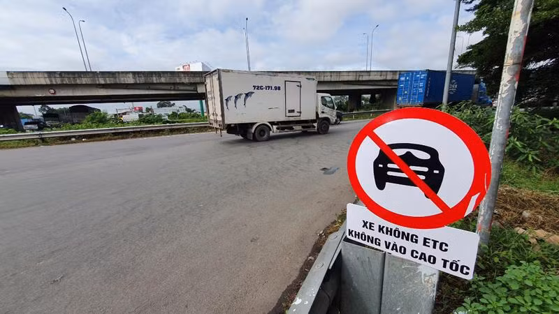 Bảng cấm xe không ETC không vào cao tốc.