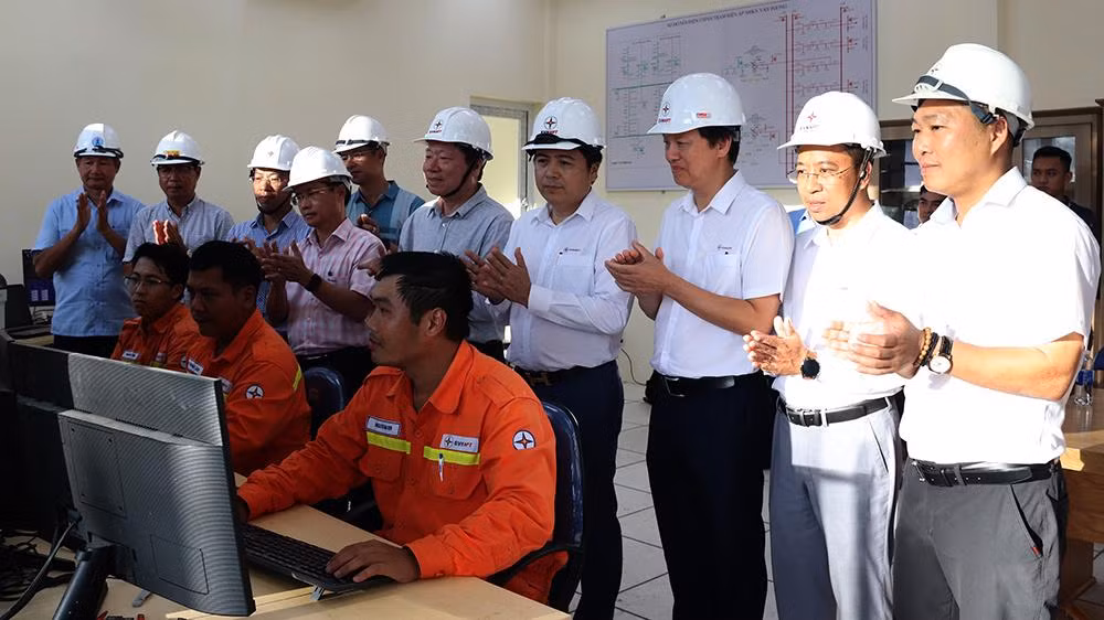 Các đại biểu chứng kiến thời khắc đóng điện thành công Trạm biến áp 500kV Vân Phong.