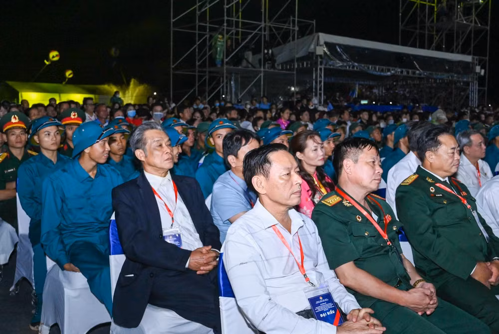 Đông đảo các tầng lớp nhân dân tỉnh Thái Nguyên và thành phố Phổ Yên dự buổi lễ.