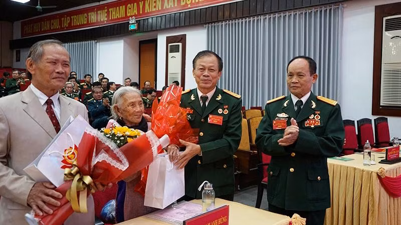 Lãnh đạo Thường trực Hội Cựu chiến binh tỉnh tặng hoa Bà Mẹ Việt Nam anh hùng tham dự tại Đại hội.