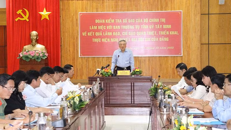 Đồng chí Nguyễn Hòa Bình, Ủy viên Bộ Chính trị, Bí thư Trung ương Đảng, Chánh án Tòa án nhân dân tối cao, Trưởng Đoàn kiểm tra của Bộ Chính trị, phát biểu tại buổi làm việc với Ban Thường vụ Tỉnh ủy Tây Ninh.