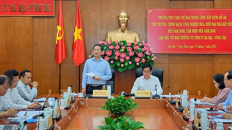 Đồng chí Trần Tuấn Anh phát biểu tại buổi làm việc.