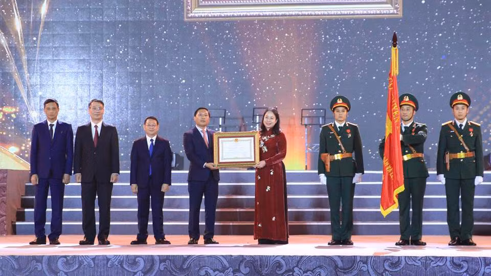 Phó Chủ tịch nước Võ Thị Ánh Xuân trao tặng Huân chương Lao động hạng Ba cho huyện Mê Linh.