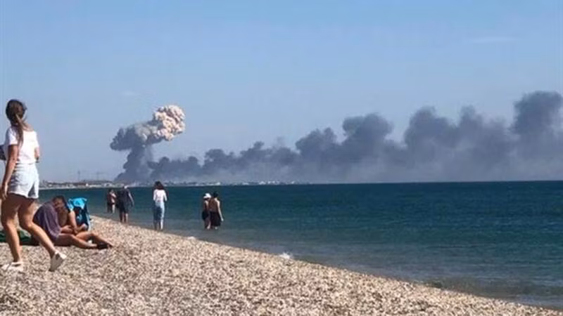 Cột khói bốc lên sau vụ nổ trên bán đảo Crimea ngày 9/8/2022. (Ảnh: Kyiv Post/ TTXVN)