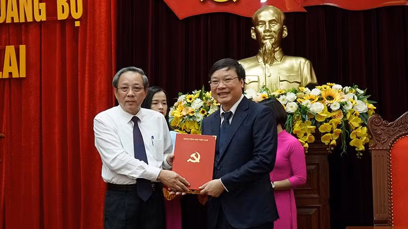 Đồng chí Hoàng Đăng Quang trao quyết định chức vụ Phó Bí thư Tỉnh ủy Gia Lai cho đồng chí Trương Hải Long.