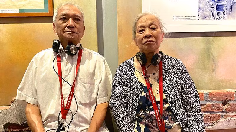 Bà Nguyễn Thị Vui cùng chồng mình nghe đi nghe lại những đoạn ghi âm trong máy thuyết minh.