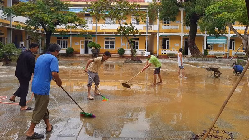 Các trường học trên địa bàn, ngày 17/10, cũng đã tập trung dọn bùn, vệ sinh trường lớp sau khi lũ rút để kịp đón học sinh trở lại trường.