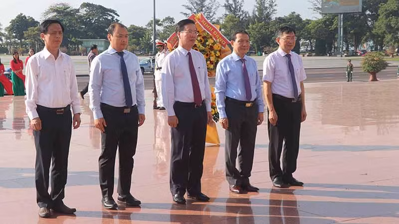 Đồng chí Võ Văn Thưởng và đoàn công tác Trung ương dâng hoa tại Tượng đài cha con Nguyễn Sinh Sắc - Nguyễn Sinh Cung tại thành phố Quy Nhơn, tỉnh Bình Định.