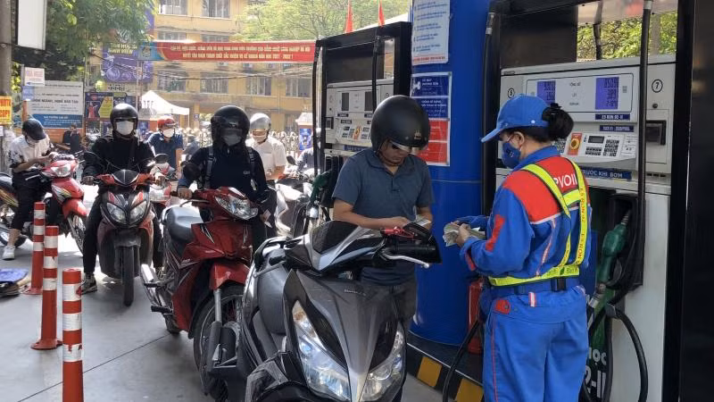 Người dân xếp hàng chờ mua xăng dầu tại cây xăng Thái Thịnh (quận Đống Đa, Hà Nội).