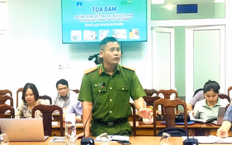 Thiếu tá Nguyễn Thế Anh, cán bộ Phòng Cảnh sát môi trường, Công an tỉnh Đắk Lắk thông tin về công tác đấu tranh với các hành vi vi phạm trong việc kinh doanh các sản phẩm từ động vật hoang dã và ngà voi trên địa bàn tỉnh Đắk Lắk.