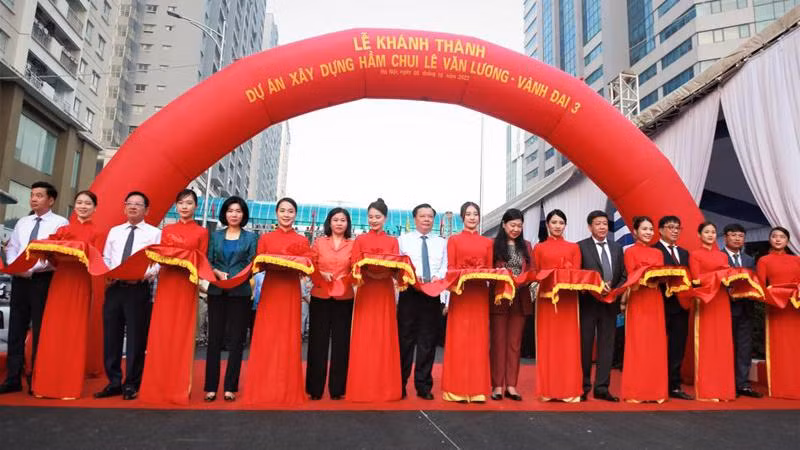 Lãnh đạo thành phố Hà Nội cắt băng khánh thành hầm chui Lê Văn Lương.