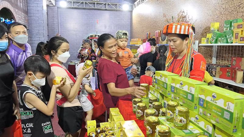 Du khách tham quan gian trưng bày sản phẩm đặc trưng tỉnh Hà Giang.