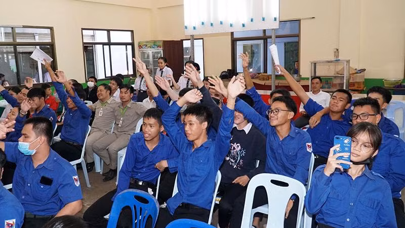 Các em học sinh reo hò cổ động các đội thi. (Ảnh: NGUYỄN HẢI TIẾN)