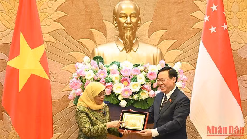 Chủ tịch Quốc hội Vương Đình Huệ tặng quà lưu niệm cho Tổng thống Cộng hòa Singapore Halimah Yacob.