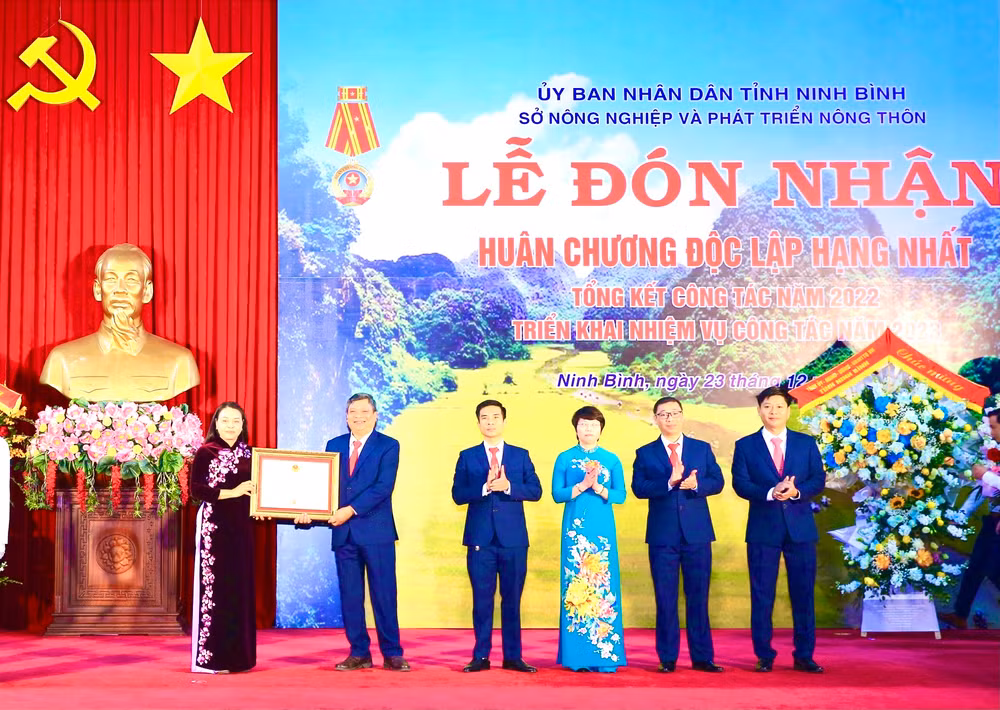 Thừa ủy quyền của Chủ tịch nước, đồng chí Nguyễn Thị Thu Hà, Ủy viên Trung ương Đảng, Bí thư Tỉnh ủy, Trưởng Đoàn đại biểu Quốc hội tỉnh Ninh Bình trao tặng Huân chương Độc lập hạng Nhất cho Sở Nông nghiệp và Phát triển Nông thôn Ninh Bình.