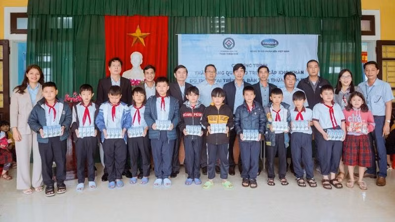 Đại diện Vinamilk trao các phần quà dinh dưỡng, san sẻ với khó khăn của người dân vùng lũ tại 3 tỉnh, thành phố: Đà Nẵng, Quảng Nam, Thừa Thiên Huế.