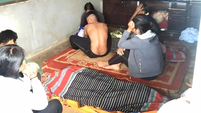 Người thân đau buồn bên thi thể 2 cháu.