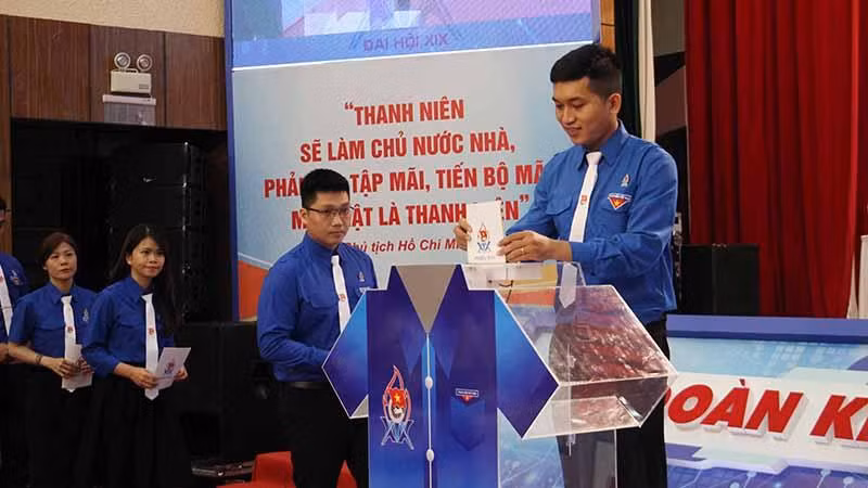 Bỏ phiếu bầu Đoàn đại biểu dự Đại hội Đoàn toàn quốc.