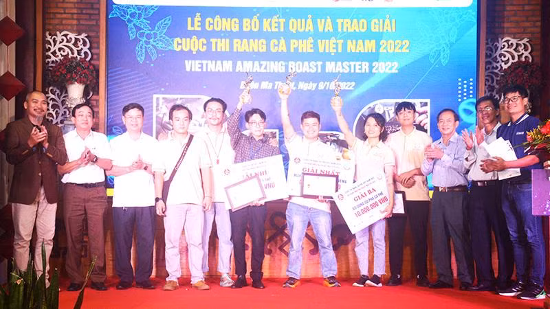 Ban Tổ chức cuộc thi trao giải Nhất, Nhì, Ba cho các thí sinh đoạt giải cuộc thi rang cà-phê Việt Nam năm 2022.