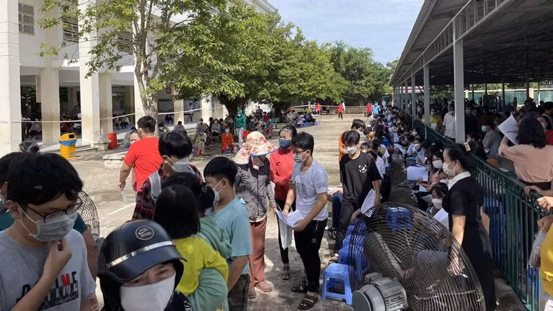 Học sinh tiêm vaccine phòng Covid-19 tại điểm Trường Trung học cơ sở Bình Chánh, huyện Bình Chánh trong ngày 1/8.