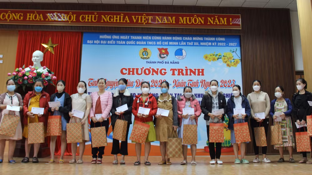 Tặng quà cho các nữ công nhân, lao động.