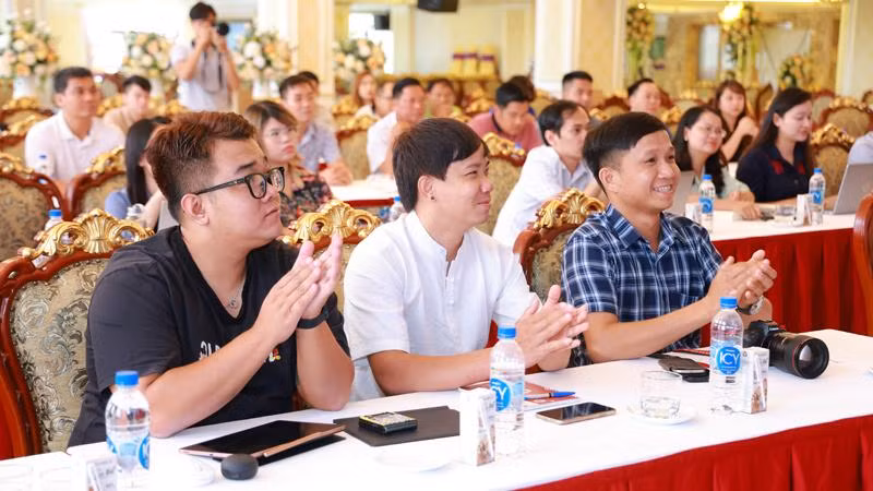 Không khí sôi động tại buổi tập huấn dưới sự dẫn dắt và chia sẻ của nhiếp ảnh gia Nguyễn Á.