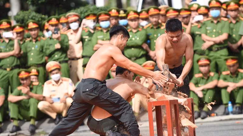 Các chiến sĩ Trung đoàn Cảnh sát cơ động dự bị chiến đấu biểu diễn võ thuật.