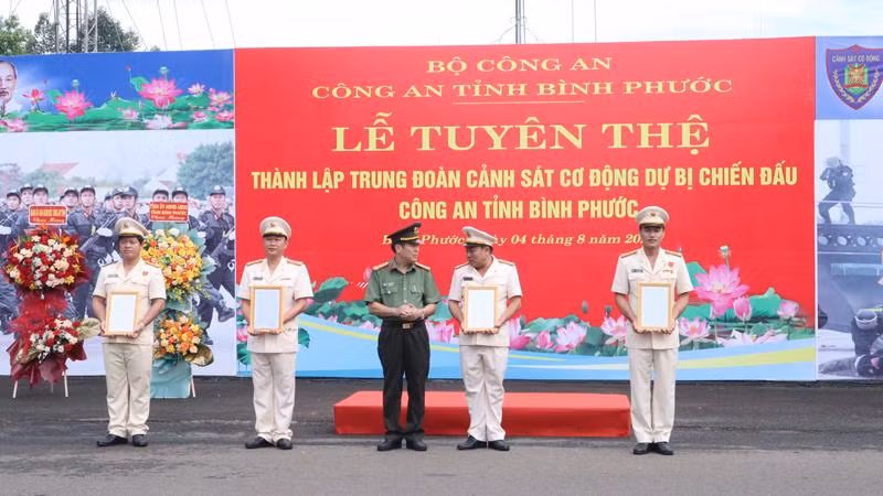 Đại tá Nguyễn Xuân Thắng, Giám đốc Công an tỉnh Bình Phước trao quyết định thành lập Trung đoàn Cảnh sát cơ động dự bị chiến đấu.