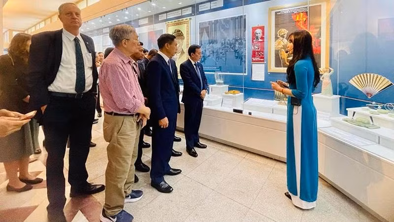 Các đại biểu tham quan trưng bày. Các đại biểu tham quan trưng bày.