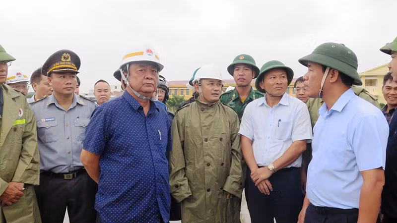 Bộ trưởng Lê Minh Hoan đến kiểm tra khu neo đậu tàu thuyền tránh trú bão tại Âu thuyền xã Phú Hải (huyện Phú Vang).