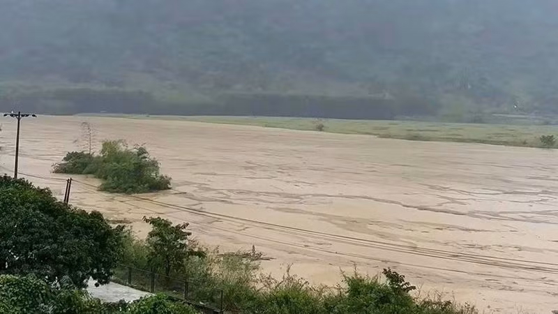 “Rốn lũ” Tân Hóa, huyện Minh Hóa nước đang lên nhanh, nhiều khu dân cư bị cô lập.