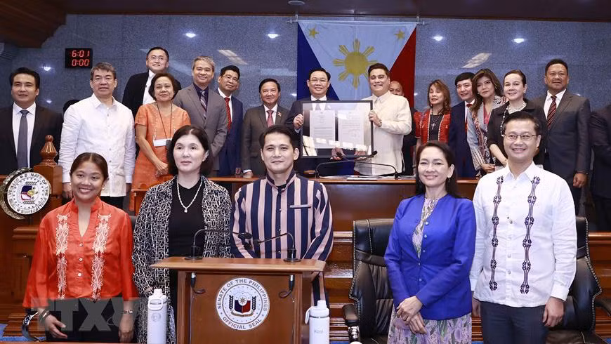 Chủ tịch Thượng viện Juan Miguel Zubiri trao Nghị quyết thúc đẩy quan hệ, hợp tác nghị viện giữa hai nước tại buổi dự khán phiên họp Thượng viện. (Ảnh: Doãn Tấn/TTXVN)